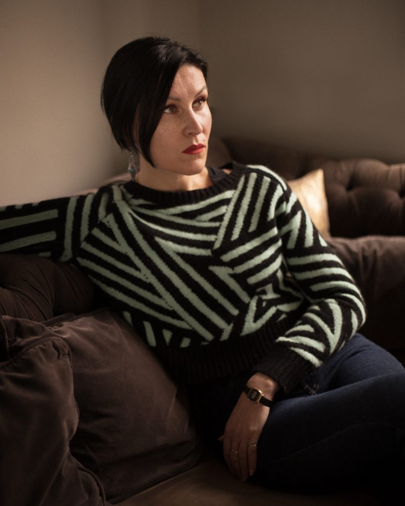 Ovidie pose chez elle en Charente.