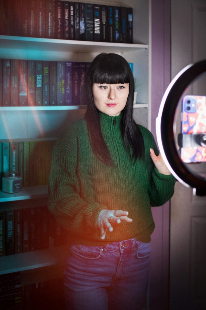 Victoire Ducluzeaud en train de réaliser une vidéo dans sa chambre chez ses parents.Victoire Ducluzeaud making a video in her room at her parents' house.